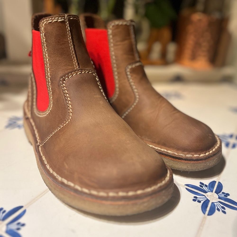 Gorgeous Carmel leather duckfeet in barley used condition size 36